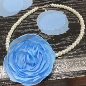 Colier perle Swarovski și trandafir lucrat manual ( albastru )